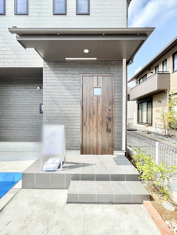 大切な家族、来客を出迎える玄関。