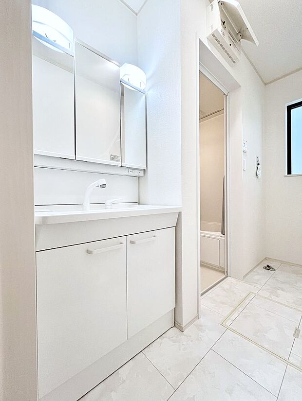 大きく見やすい三面鏡で清潔感ある洗面台は、身だしなみチェックや肌のお手入れにおすすめです。 