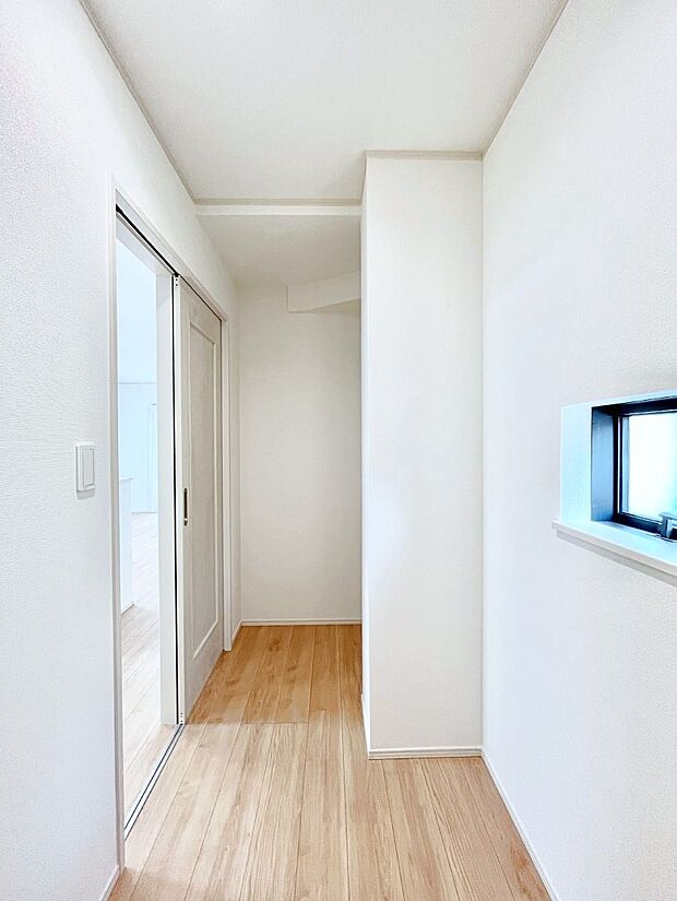 ファミリークロークとしても利用できる小窓付きの明るい納戸