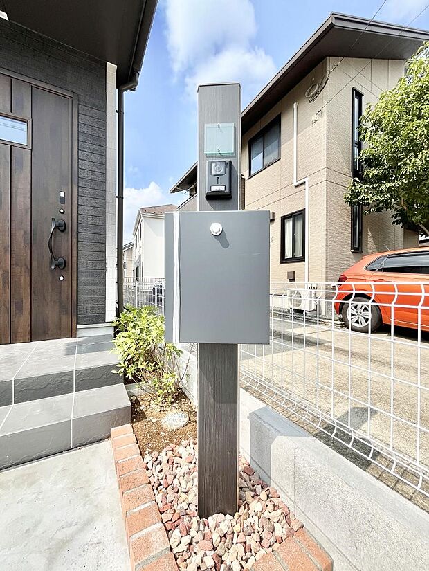 表札・インターホン・ポストをひとつに集約。エントランスになじむシンプルデザイン。