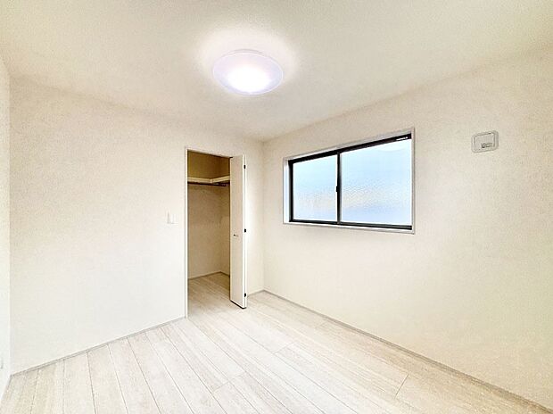 窓からのやさしい光が心地よいプライベートルーム