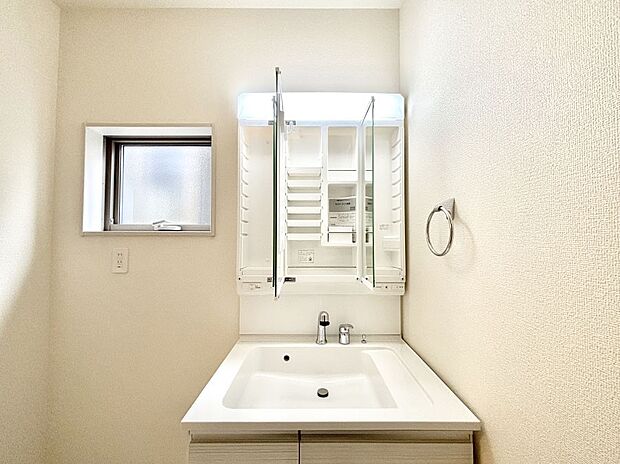 三面鏡の裏に、化粧品や衛生用品などを収納可能。洗面台をすっきりと保ちます!