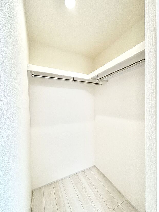ウォークインクローゼット付きで生活空間を広く利用できます。