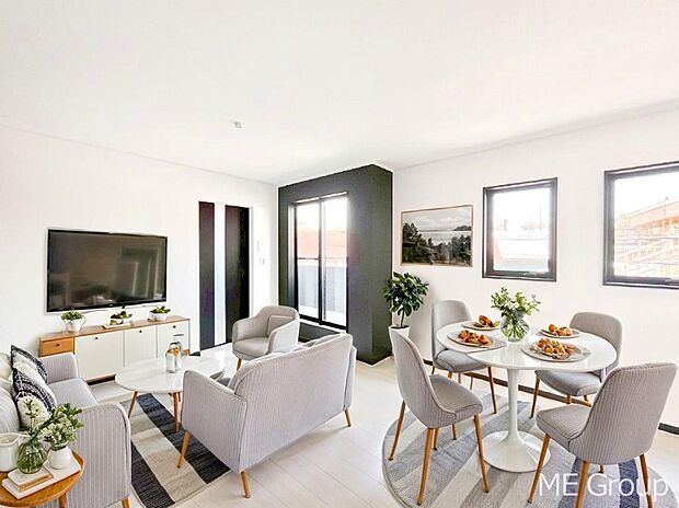 ご家族の賑やかな話し声で包まれる明るいリビング ※家具はCGです