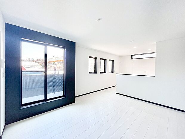 明るい陽光が注ぎ、寛ぎの雰囲気に満たされるリビング・ダイニング。 