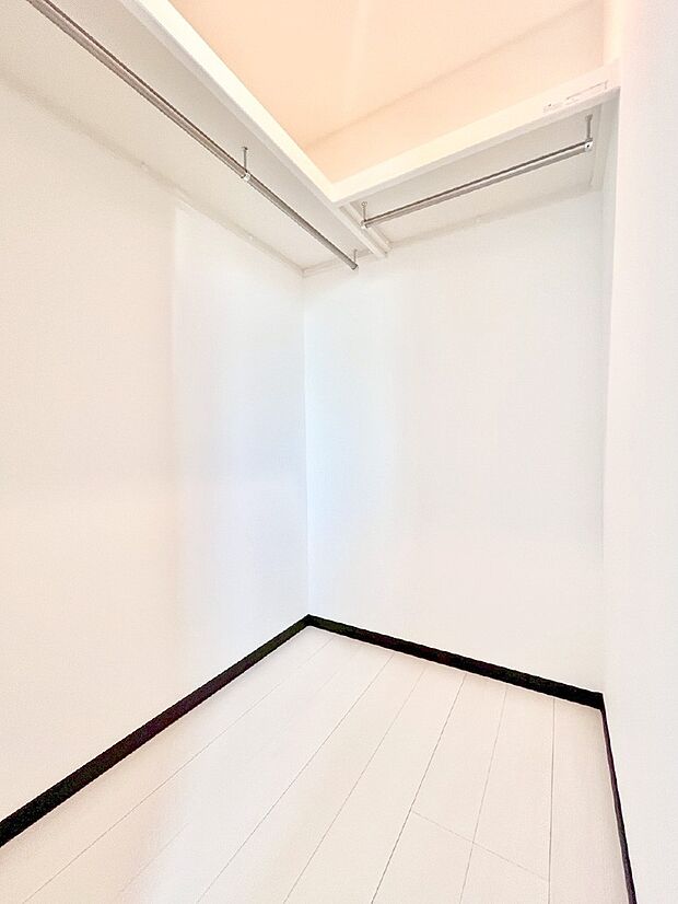 ウォークインクローゼット付きで生活空間を広く利用できます。