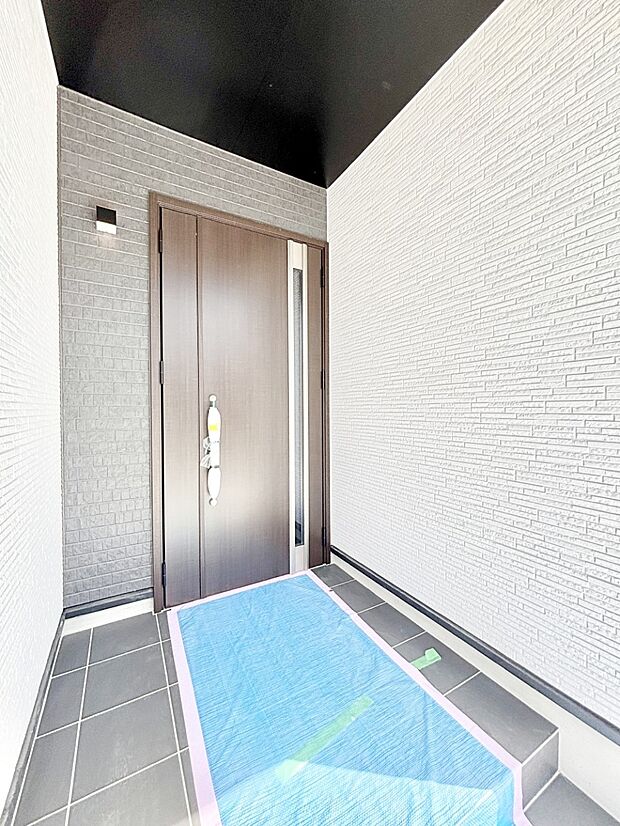 玄関前は雨が降っても濡れにくい屋根付き