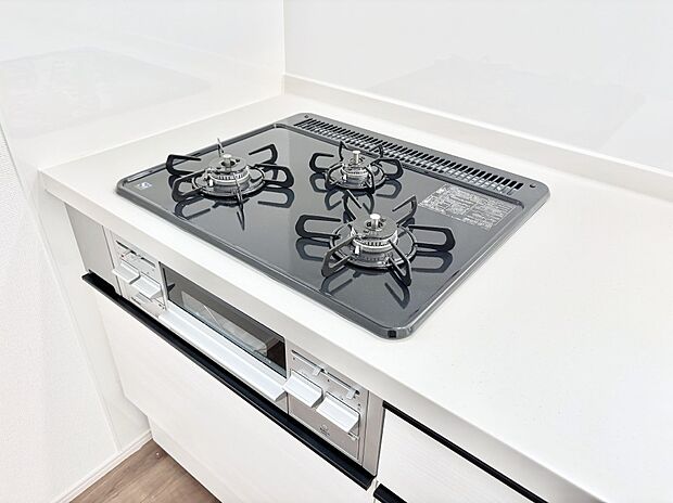 ガスコンロはSiセンサー搭載。火力調節や焦げ付き・消し忘れも防いでくれます。