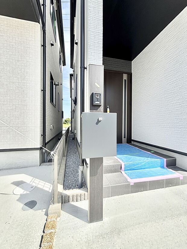 表札・インターホン・ポストをひとつに集約。エントランスになじむシンプルデザイン。