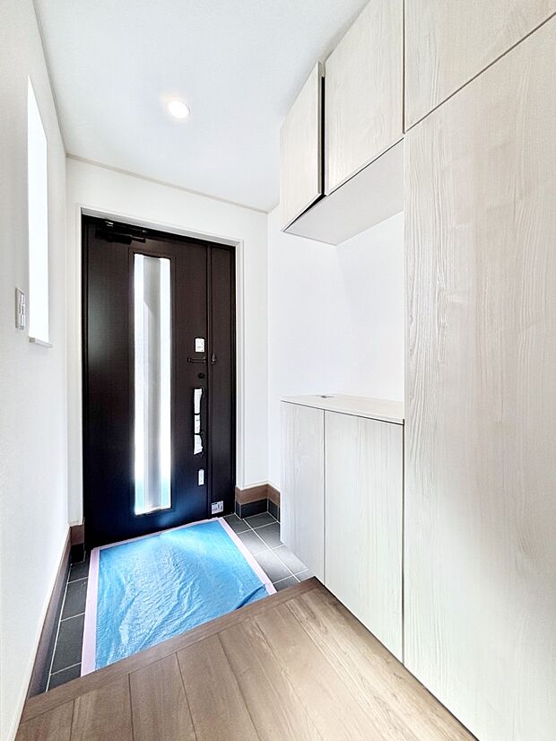 飾り棚を利用して、お越しいただくお客様をおもてなしできます。