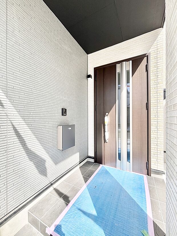 大切な家族、来客を出迎える玄関。