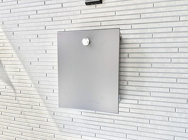 シンプルデザインのポスト。