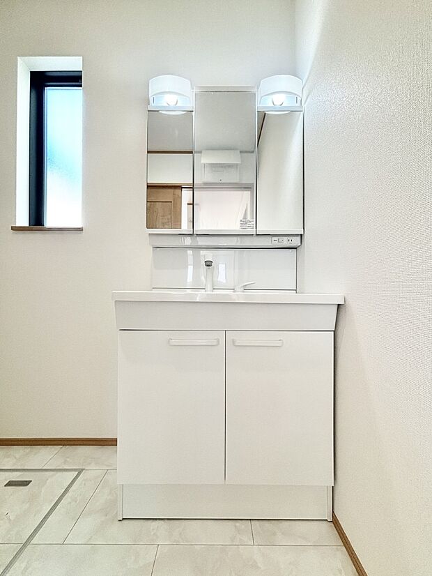 大きく見やすい三面鏡で清潔感ある洗面台は、身だしなみチェックや肌のお手入れにおすすめです。