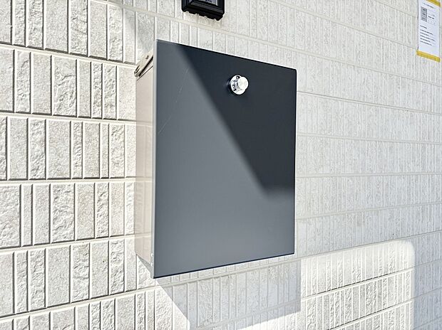 シンプルデザインのポスト。