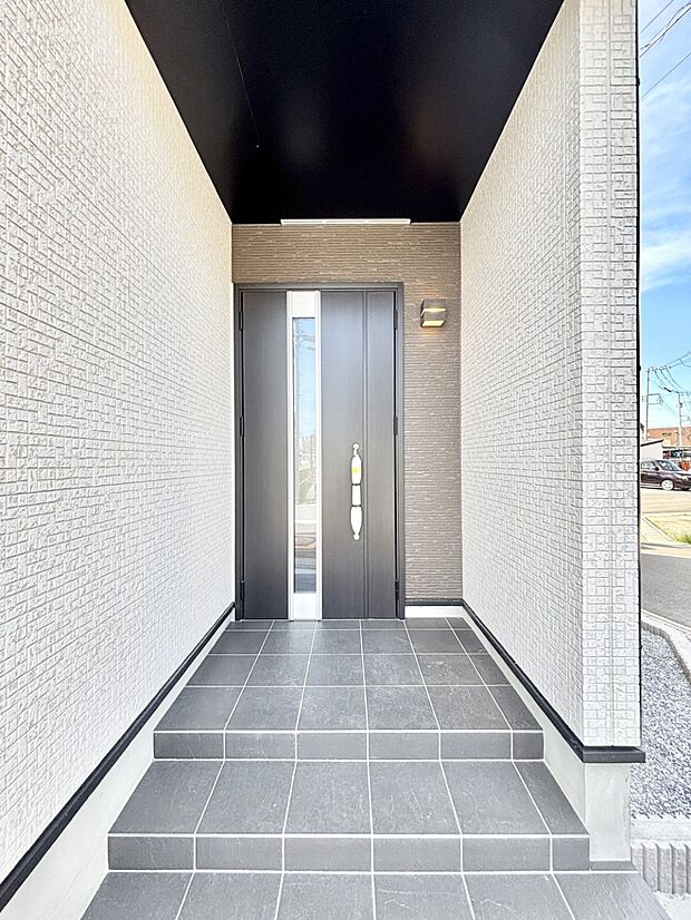 玄関前は雨が降っても濡れにくい屋根付き