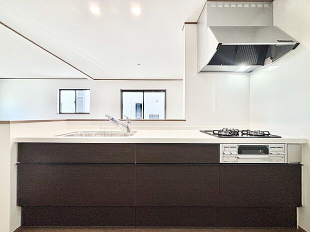 リビングを見渡せる人気のカウンターキッチン。 家族を見守りながら家事をすることができます。