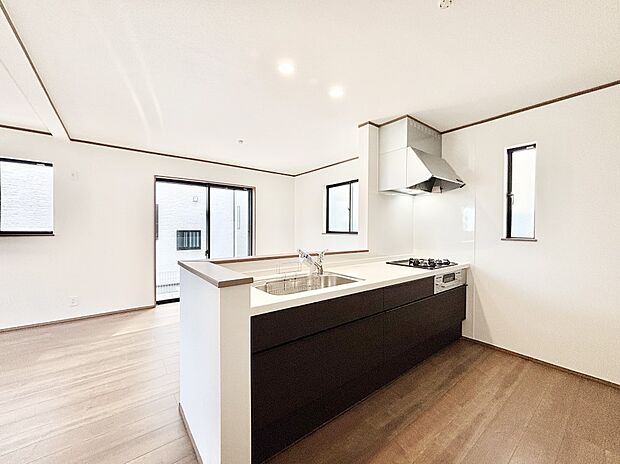 爽やかな風が通り抜けるキッチン。窓があるので明るく換気にも役立ちます。