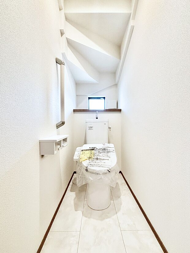 換気用小窓があり、明るく清潔な空間です。 