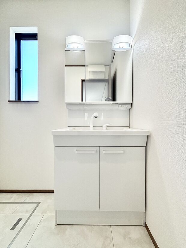 大きく見やすい三面鏡で清潔感ある洗面台は、身だしなみチェックや肌のお手入れにおすすめです。 