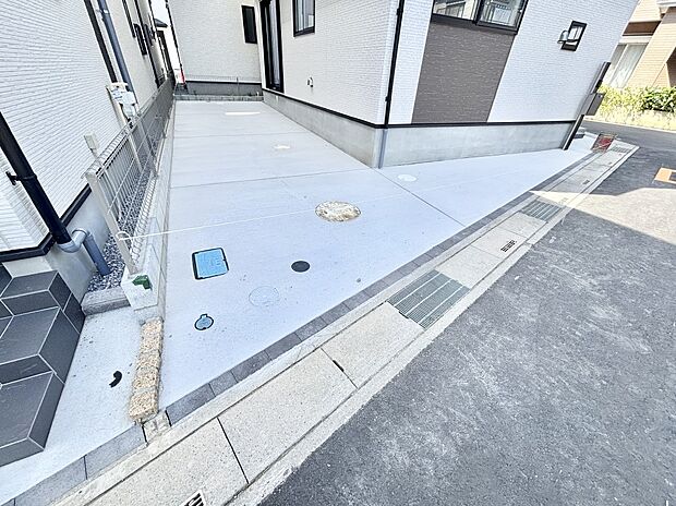 2台（車種による）駐車可！ご家族みんなの自転車も置ける広々カースペース。