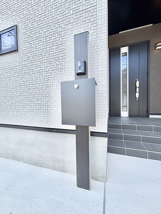 表札・インターホン・ポストをひとつに集約。エントランスになじむシンプルデザイン。