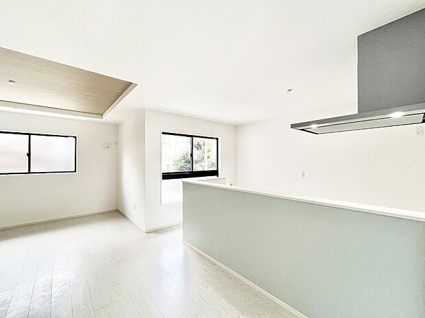 明るい陽光が注ぎ、寛ぎの雰囲気に満たされるリビング・ダイニング。   