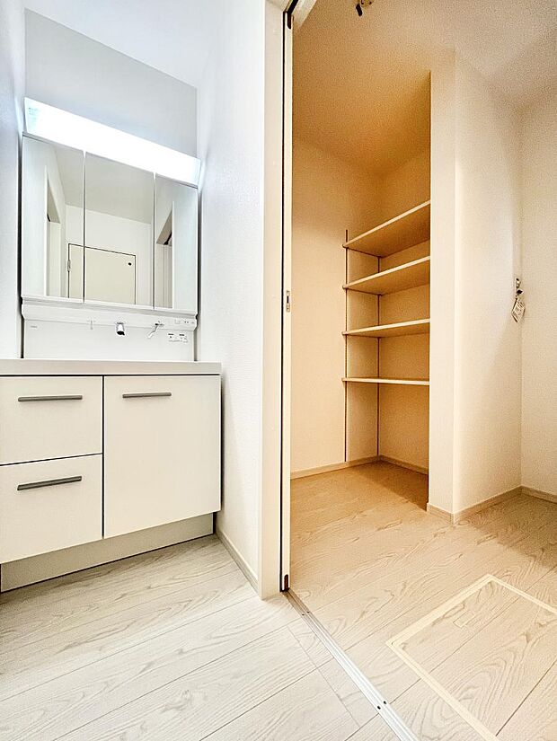 ゆとりの洗面スペースで朝の身支度もラクラク