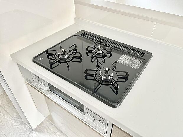 ガスコンロはSiセンサー搭載。火力調節や焦げ付き・消し忘れも防いでくれます。