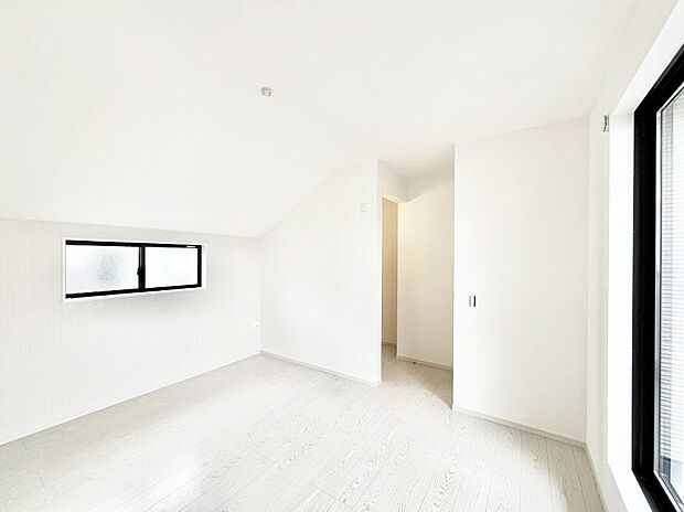 ウォークインクローゼットがあるお部屋！季節ごとの入れ替えも不要で便利です。 