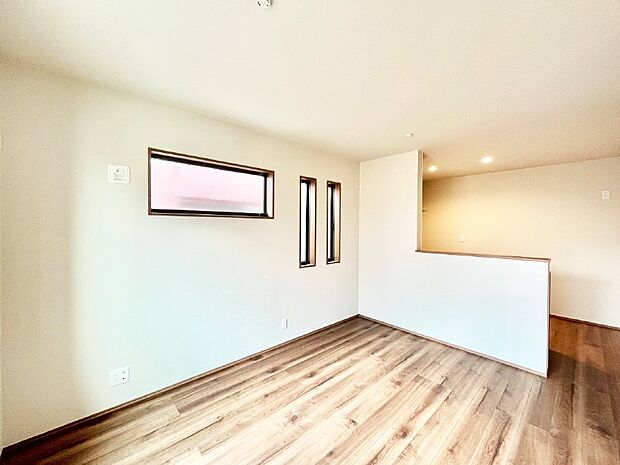 明るい2階リビング!外からの視線をシャットアウトして家族のプライバシーを守ります