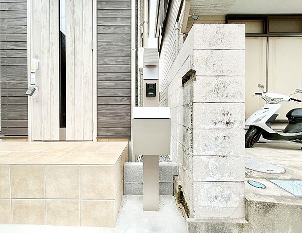 シンプルデザインのポスト。  