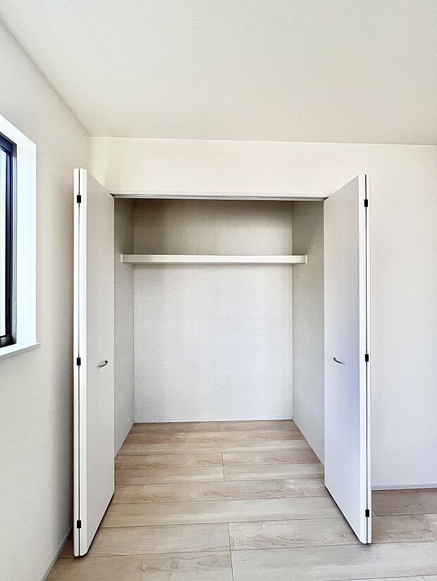 洋室のクローゼット。奥行きがあるので厚手の衣類もすっきり収まります。