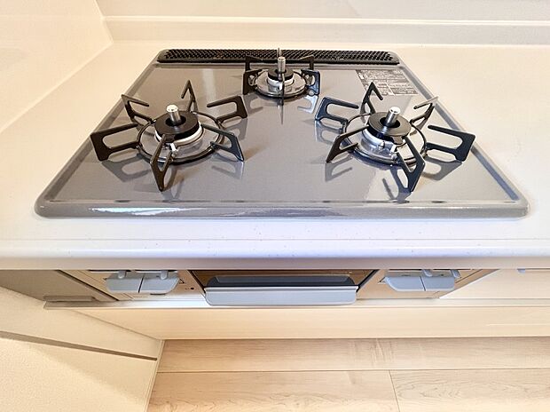 ガスコンロはＳｉセンサー搭載。火力調節や焦げ付き・消し忘れも防いでくれます。