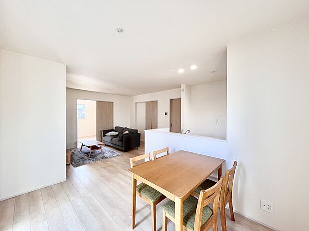 食事スペースとくつろぎスペースを使い分けしやすいプランニング。