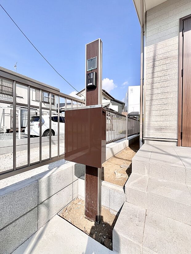 表札・インターホン・ポストをひとつに集約。エントランスになじむシンプルデザイン。