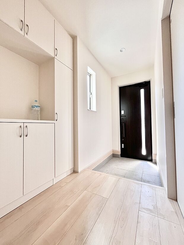 飾り棚を利用して、お越しいただくお客様をおもてなしできます。