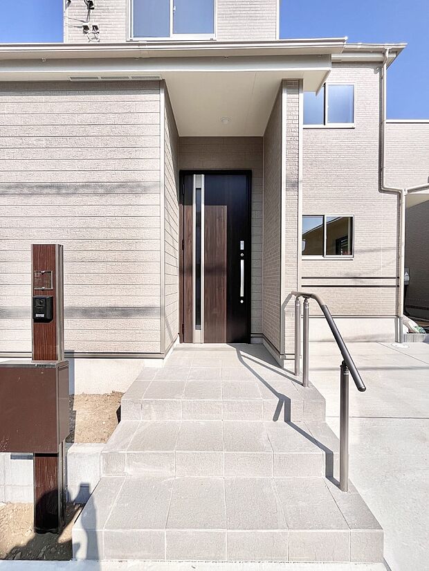 玄関アプローチにはプランターを並べて季節の花でお客様をおもてなしできます。