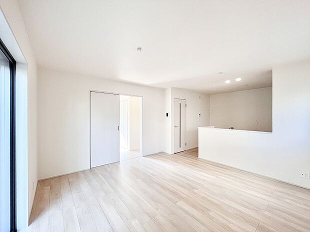 明るい陽光が注ぎ、寛ぎの雰囲気に満たされるリビング・ダイニング。