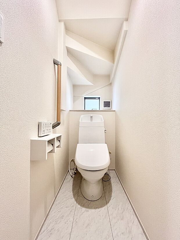 換気用小窓があり、明るく清潔な空間です。