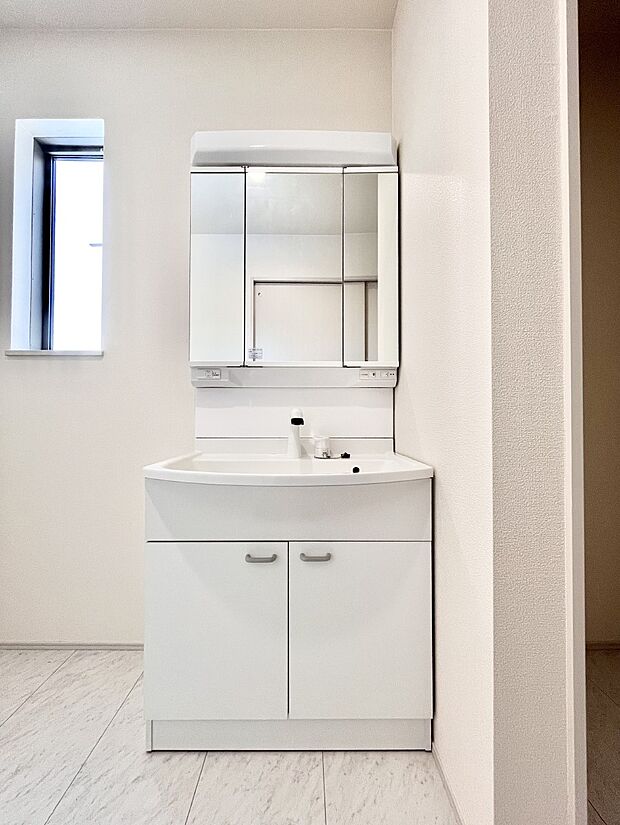 大きく見やすい三面鏡で清潔感ある洗面台は、身だしなみチェックや肌のお手入れにおすすめです。