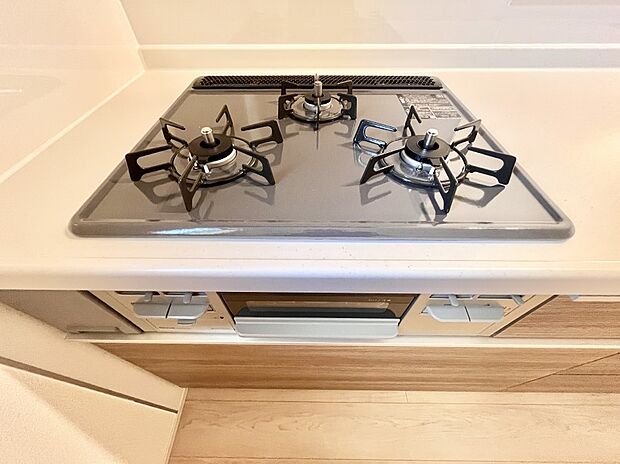 ガスコンロはＳｉセンサー搭載。火力調節や焦げ付き・消し忘れも防いでくれます。