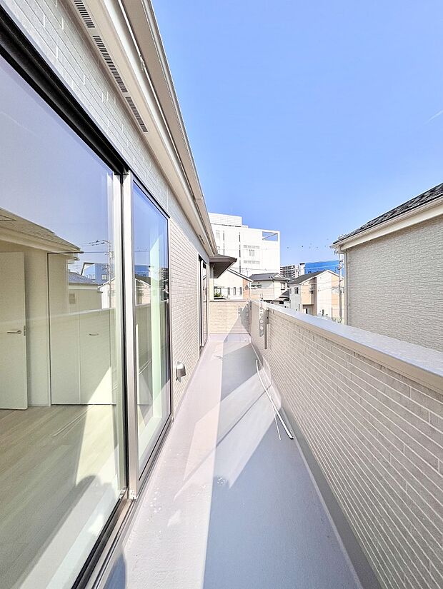 南向きのバルコニー！ご家族の洗濯物はもちろん、お布団もたっぷり干せます！