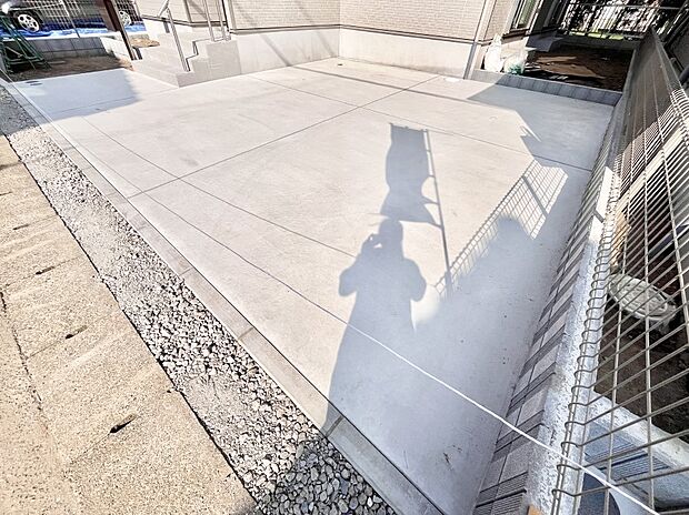 駐車2台可能!急なお客様の駐車に。また、ご家族の自転車スペースとしても大活躍。