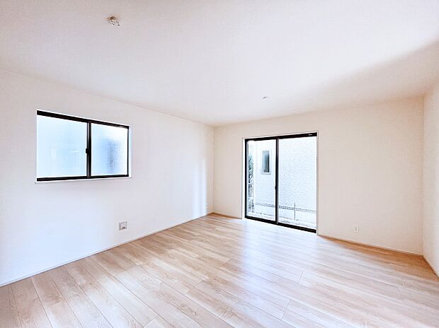 日当たりの良いリビング。お気に入りのグリーンを飾れば更に心地よさがアップ！