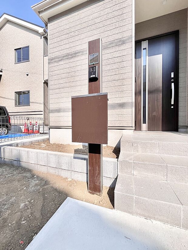 表札・インターホン・ポストをひとつに集約。エントランスになじむシンプルデザイン。