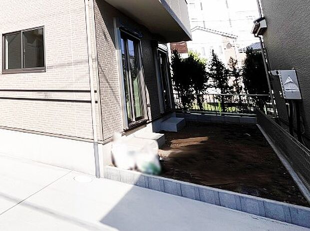 ガーデニングや家庭菜園も楽しめるお庭付き。