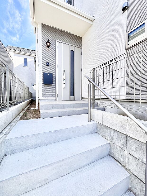 シンプルで落ち着いた雰囲気の玄関周り  