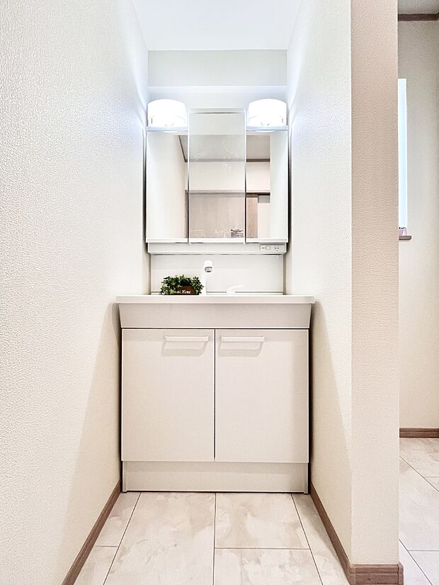 収納力と機能性に優れた洗面化粧台  