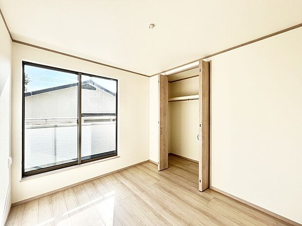 バルコニーが開放感をプラスしてくれる洋室  