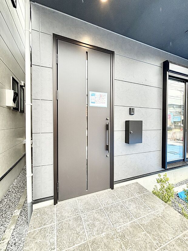 大切な家族、来客を出迎える玄関。